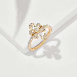 Dettaglio dell'anello a fiore in argento 925 con pietre di zircone lucide