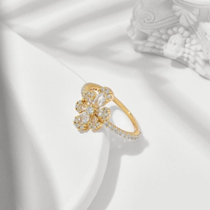 Dettaglio dell'anello a fiore in argento S925 con pietre di zircone taglio marquise