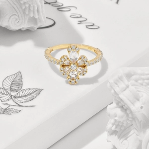 Squisito anello in argento S925 con fiore di topazio e scintillanti cristalli di zircone