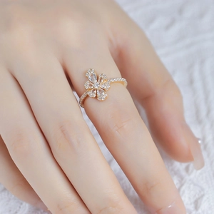 Dettaglio anello fiore in argento S925 con topazio e petali con diamanti pavé su mano