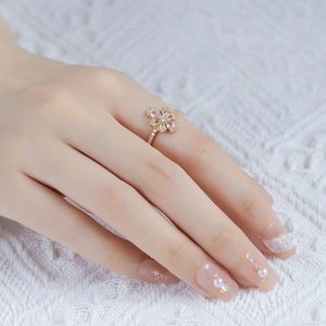 Dettaglio anello fiore in argento S925 con cristalli a goccia su dito modella