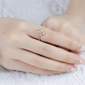 Dettaglio dell'anello floreale dorato con pietre di topazio e pavé di micro cristalli