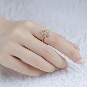 Dettaglio macro dell'anello a fiore in argento S925 con pietre di topazio su pizzo