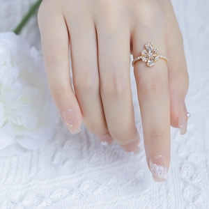 Anello in argento S925 con grappolo di topazi a forma di fiore sulla mano