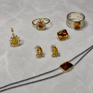 Flachbild-Set aus Vintage-Bernsteinschmuck mit Ringen und Halsketten auf Stoff
