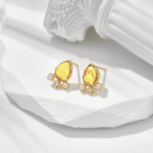 Elegante 14K vergoldete Bernstein Ohrringe mit Perlen auf weißem Steindisplay