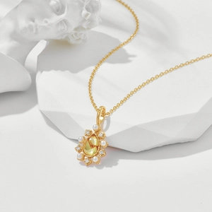 Nahaufnahme der 14K Goldkette mit Bernstein Anhänger, Perlen und feiner Kette