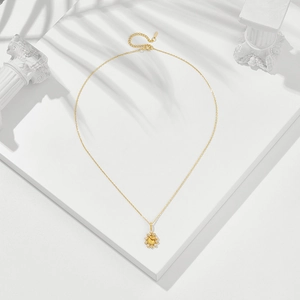 Detail der bernsteinfarbenen Blumenhalskette mit 14K Goldbeschichtung und Perlen
