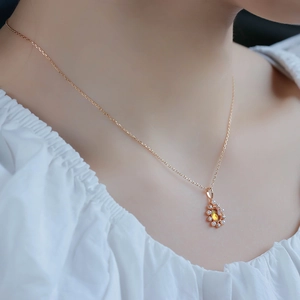 Detail der Bernstein-Blumen-Halskette mit Perlen und Goldkette an einem Modell