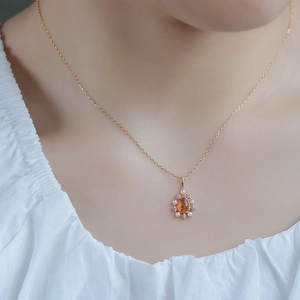 Detail von Bernstein-Blumenanhänger mit Perlen und Diamanten auf 14K vergoldeter Kette