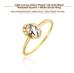 Detalle del anillo de plata bañada en oro de 14K con cuarzo rutilado negro y circón