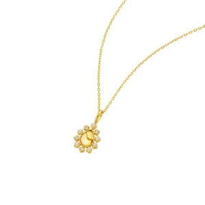 Goldene Halskette mit Bernstein-Tropfenanhänger und Perlenblumen auf weißem Hintergrund