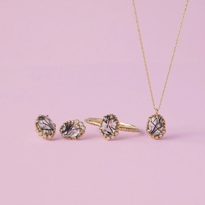 Conjunto de joyas de oro con collar anillo y pendientes de cuarzo rutilado negro