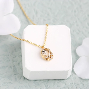 Collar de oro con colgante de cuarzo rutilado óvalo y diamantes blancos brillantes