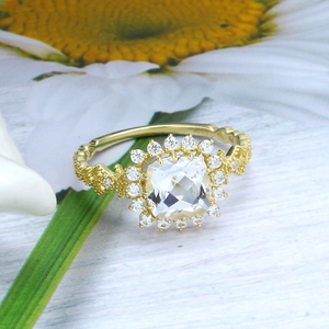 Macro-opname van 10K gouden vintage ring met vierkante topaas en bloemgravures