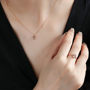 Vista detallada del conjunto de collar y anillo en oro rosa con cuarzo rutilado