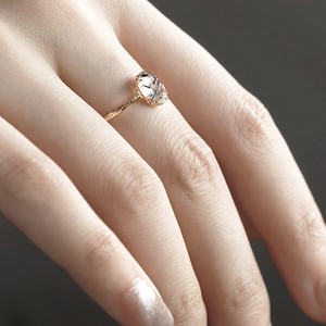 Macro de anillo de cuarzo rutilado en oro rosa con bisel de encaje vintage y texturas