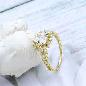 Macro-opname van 10K gouden ring met vierkante edelsteen en vintage bloemendetails