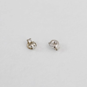 Makroaufnahme von S925 Sterling Silber Schmetterlings-Ohrringverschlüssen, poliert