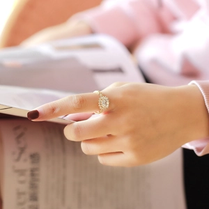 Luxe S925 zilveren vergulde ring met heldere topaas en een glinsterende halo-diamantcluster