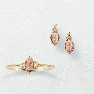 Detalle del conjunto de plata S925 oro 14K con piedras de granate rosa corte marquise
