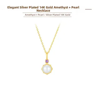 Dettaglio della collana in argento placcato oro 14K con ametista e perla bianca