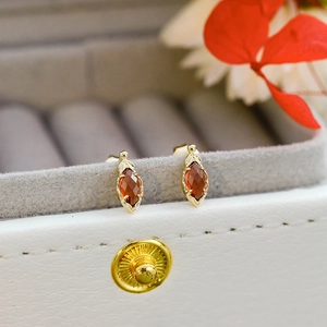 Pendientes retro de plata S925 bañados en oro de 14K con granate de corte marquesa