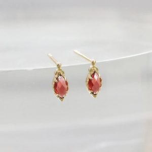 Detalle de pendientes vintage de plata S925 oro 14K con granate marquesa y garras