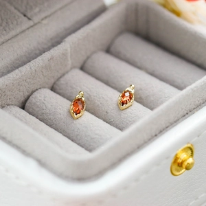 Detalle de los pendientes marquise con granate en plata 925 con baño de oro de 14K