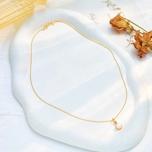 Collana placcata oro 14K con ciondolo di perla rotonda e ametista su vassoio elegante