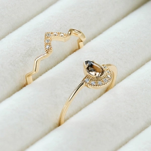 Vista macro de conjunto en plata S925 bañado en oro 14k con cuarzo ahumado y circón