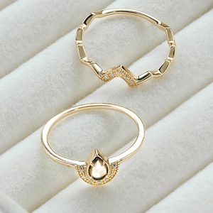 Detalle de anillos de plata S925 bañados en oro 14k con cuarzo ahumado y circonitas