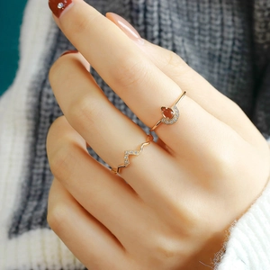 Detalle de los anillos de plata S925 bañados en oro 14k con gema naranja en forma de gota