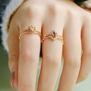 Detalle de anillos apilables de plata S925 bañados en oro de 14k con piedras preciosas