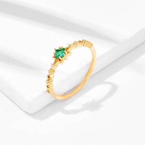 Eleganter S925 Silberring mit quadratischem Smaragd und 14K Goldbeschichtung finish