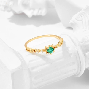 Ring aus S925 Silber 14K vergoldet mit Smaragd und Diamanten auf einer Steinsäule