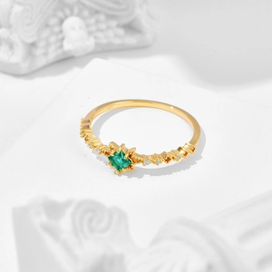 Minimalistischer Ring aus S925 Silber mit 14K Gold und quadratischem Smaragd