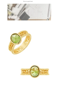 Detailansicht eines Retro-Rings aus 14k vergoldetem Silber mit grünem Edelstein