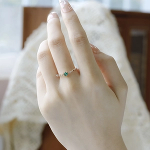 Detailansicht eines 14K Gold S925 Silber Smaragdrings mit Sonnenstrahl Fassung und Diamanten