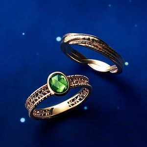 Nahaufnahme von retro S925 vergoldeten Ringen mit grünem Edelstein und Blattstrukturen