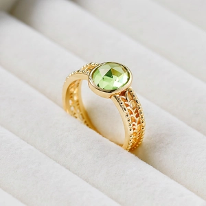 Vintage S925 Silber 14k vergoldeter Ring mit grünem Oliven-Edelstein und Hohlmustern