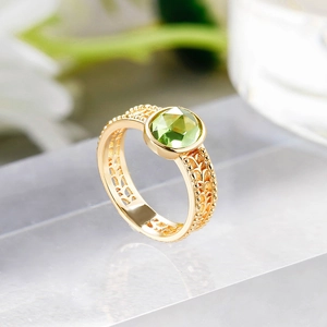 Detail eines Vintage-Rings aus S925-Silber mit 14k Goldbeschichtung und grünem Edelstein