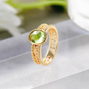 Makro-Detail des 14k vergoldeten Silberrings mit Peridot und Vintage-Durchbruchmuster