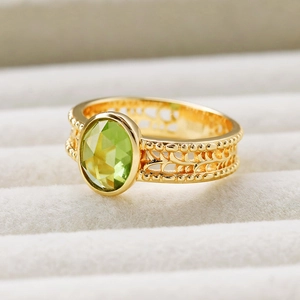 Nahaufnahme des Vintage-Rings aus S925-Silber mit ovalem grünem Olivin und Gold-Filigran