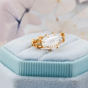 Vue macro d'une bague vintage en or 14K sertie d'un cristal marguerite sur velours