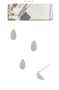 Detalle de los pendientes de piedra azul claro con bordes texturizados bañados en oro