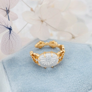 Macro d'une bague en argent doré avec cristal floral et filigrane de style vintage