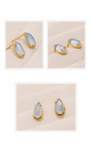 Vistas detalladas de los pendientes de gota con gema azul clara en plata S925 bañada en oro