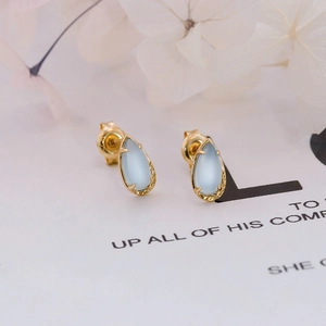 Detalle de pendientes de gota de aguamarina natural y plata bañada en oro de 14k