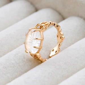 Détail d'une bague en argent S925 plaqué or 14K avec cristal gravé de marguerites